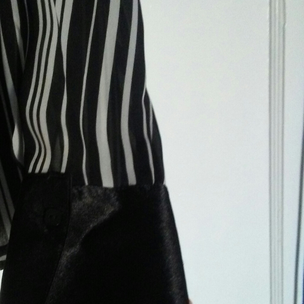 Blouse. - Picture 2 of 3